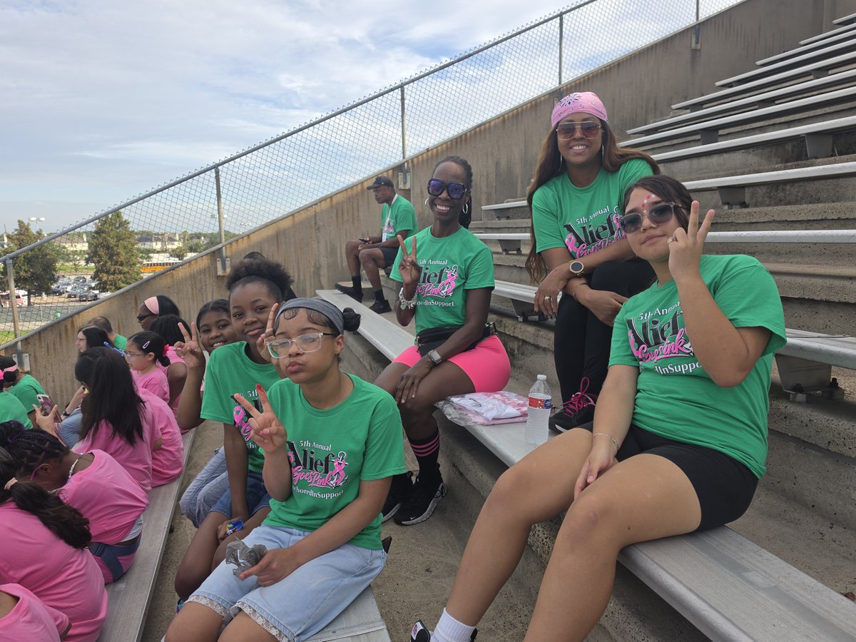 alief_middle's tweet photo. 💛🖤 AMS Admin, Girls Club, and our amazing sponsor, Ms. Pitts, out in the community supporting a worthy cause! 🐻✨ Proud of our CUBS for making a positive impact beyond the walls of Alief Middle School. That’s what Cub Nation is all about! 💛🖤 ##CubNation https://t.co/6Wem8vjkUx