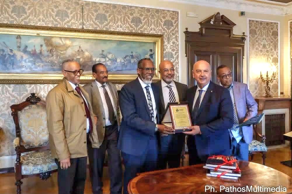 AmbAmerico's tweet photo. Dekaddaha Muqdisho & Trieste: iskaashi dekedeed oo sii xoogeysanaya. @MPortAuthority

Booqashadeenii Trieste waxay xoojisay iskaashiga labada dekedood, iyadoo diiradda la saarayo mataannaynta, is weydaarsiga khibradaha iyo tababarka jiilka cusub. 

Waxaan soo dhoweynaynaa iskaashi ballaaran oo mustaqbalka ah, kaas oo isku xira dekedaha, ganacsiga iyo fursadaha labada dal.

#MogadishuPort #Trieste