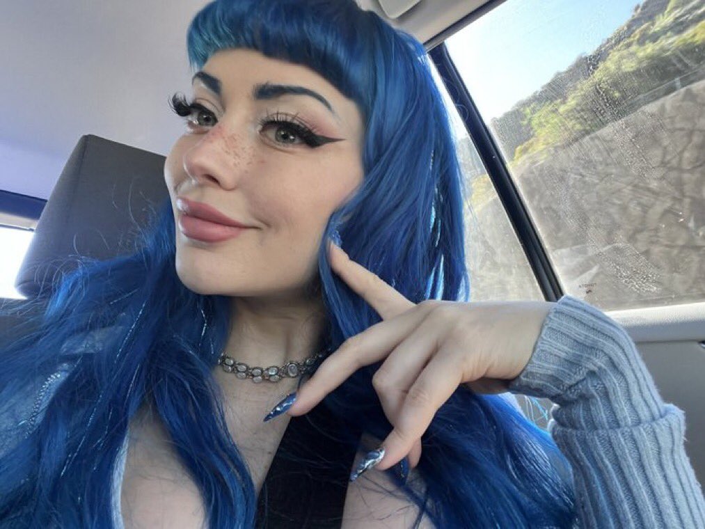 juliaxblue's tweet photo. The face:                            The Ass: https://t.co/AHeAZpN8Hg