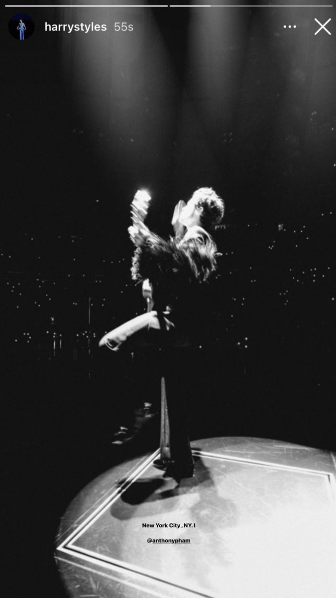 seasontwosue's tweet photo. happy october 3rd to one of his best tour outfits of all time!🖤✨ https://t.co/58tw64aoUo