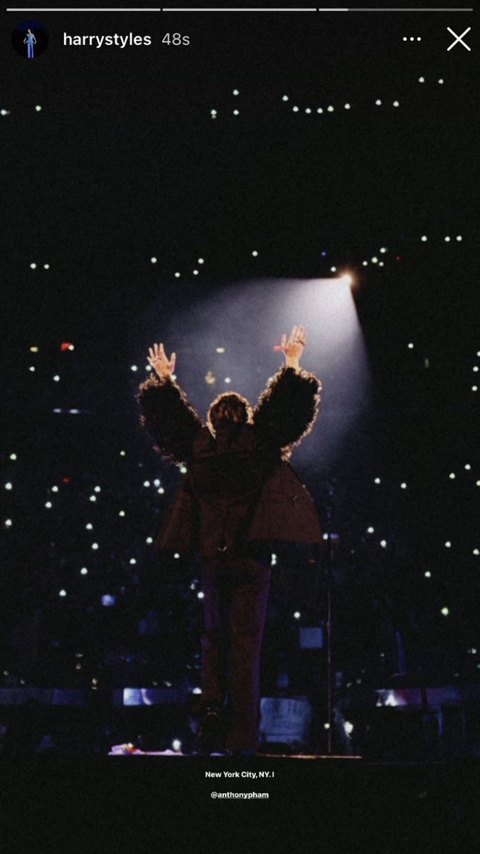 seasontwosue's tweet photo. happy october 3rd to one of his best tour outfits of all time!🖤✨ https://t.co/58tw64aoUo
