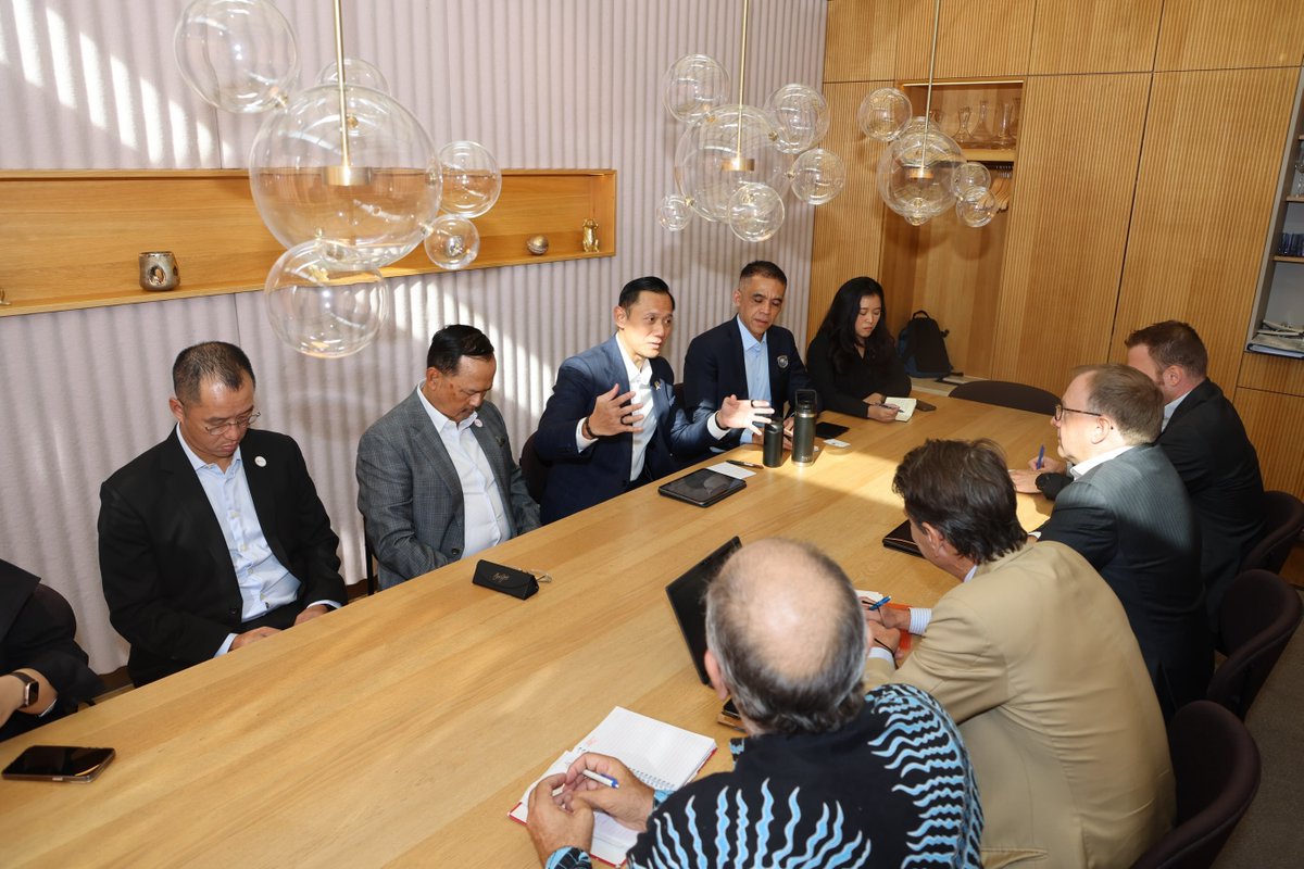 AgusYudhoyono's tweet photo. Bersama jajaran @KemenkoInfra , saya melakukan pertemuan dengan Swissmem, asosiasi industri teknologi terkemuka di Swiss yang menaungi sekitar 1.500 perusahaan di bidang teknik mekanik, kelistrikan, presisi, serta teknologi energi dan lingkungan.

Pertemuan ini bertujuan untuk memperkuat kolaborasi teknologi dan inovasi guna mendukung percepatan pembangunan infrastruktur berkelanjutan di Indonesia.

@KemenkoInfra berkomitmen untuk menjaga iklim investasi dan kebijakan yang transparan, terbuka, dan terprediksi, sekaligus siap memfasilitasi dialog konstruktif bagi para pelaku industri.

Semoga kerja sama berbasis inovasi dan alih teknologi ini terus membuahkan hasil nyata demi mendukung kemandirian energi dan kesejahteraan seluruh rakyat Indonesia.