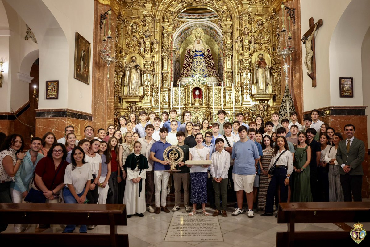 EspDeTriana's tweet photo. En la noche de hoy, la juventud de nuestra Hermandad ha hecho entrega de un encaje de aplicación de Bruselas, pieza original de principios del siglo XIX, destinado al ajuar de Nuestra Señora de la Esperanza.

Agradecemos a nuestros jóvenes este hermoso regalo, fruto del cariño y la devoción que profesan a la Santísima Virgen.

📸 Lorena Martín.

#EsperanzaDeTriana