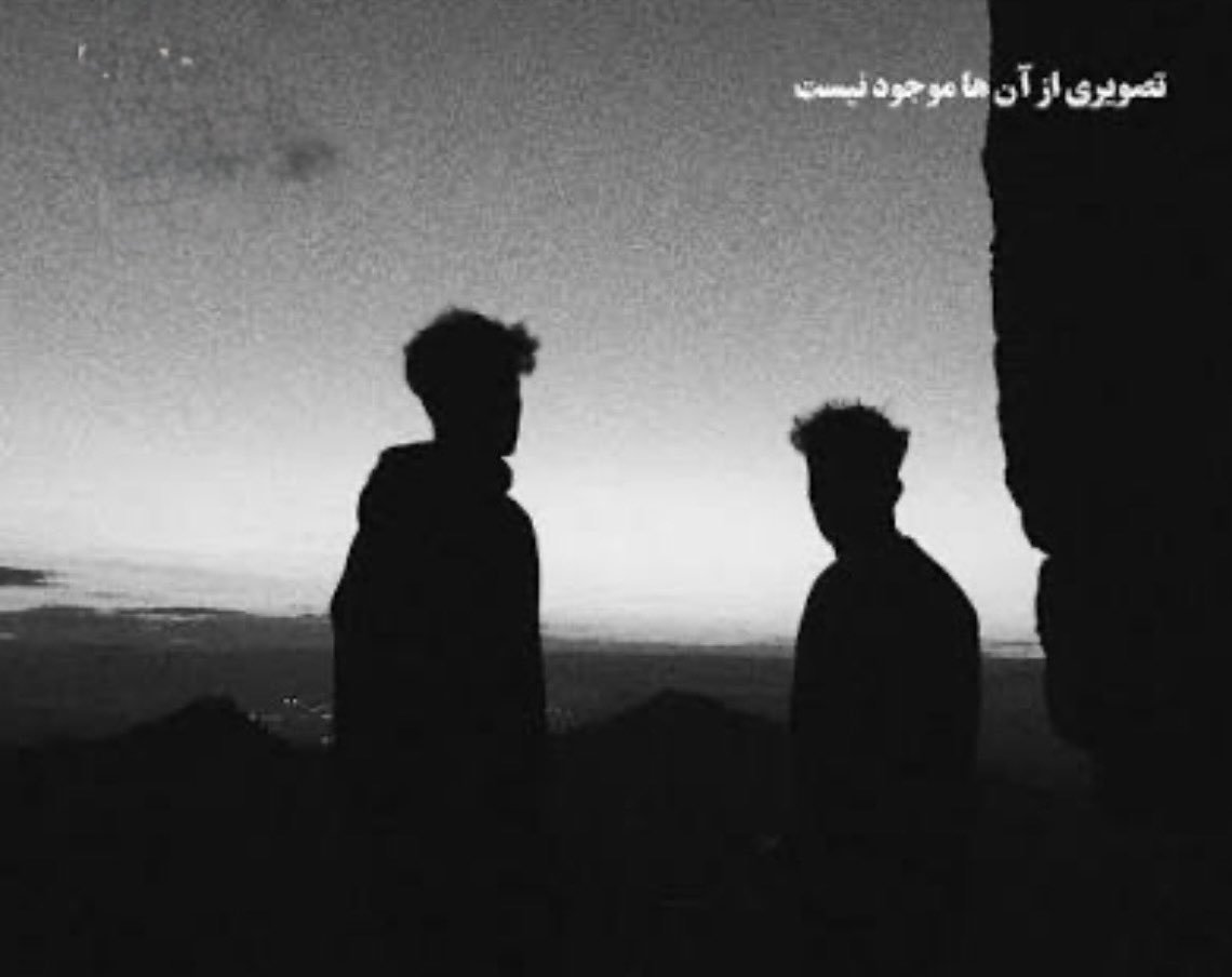 anzhelaaryaie's tweet photo. حسن و حسین امیری، دوقلوهای بیست‌ساله، برای یک عکس از محل بمباران‌شده روی تلفن همراه به اعدام محکوم شده‌اند. نه لپ‌تاپ داشتند، نه خانواده‌ای که پیگیرشان باشد؛ اعتراف را زیر شکنجه گرفتند. کشتن دو جوان بی‌پناه به‌خاطر یک تصویر، عدالت نیست. حکم را متوقف کنید.
#حسن_امیری
 #حسین_امیری https://t.co/eYOLJo3DZU