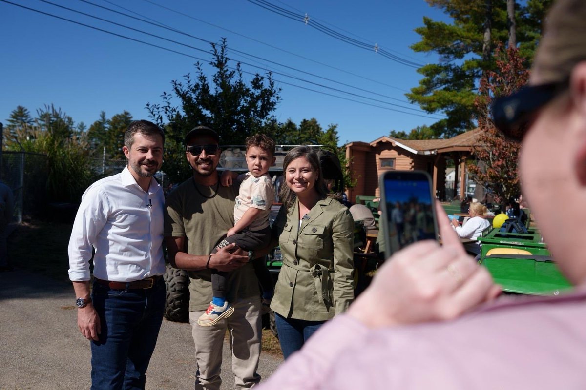 PeteButtigieg's tweet photo. It was a beautiful day to be at the Deerfield Fair! A big thanks to @MaggieG603 for showing me around and to Rockingham County Democrats for the warm welcome. https://t.co/WPxiop0WPW