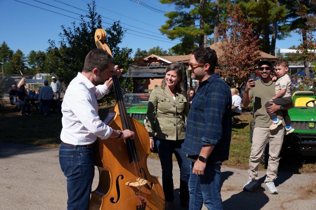 PeteButtigieg's tweet photo. It was a beautiful day to be at the Deerfield Fair! A big thanks to @MaggieG603 for showing me around and to Rockingham County Democrats for the warm welcome. https://t.co/WPxiop0WPW