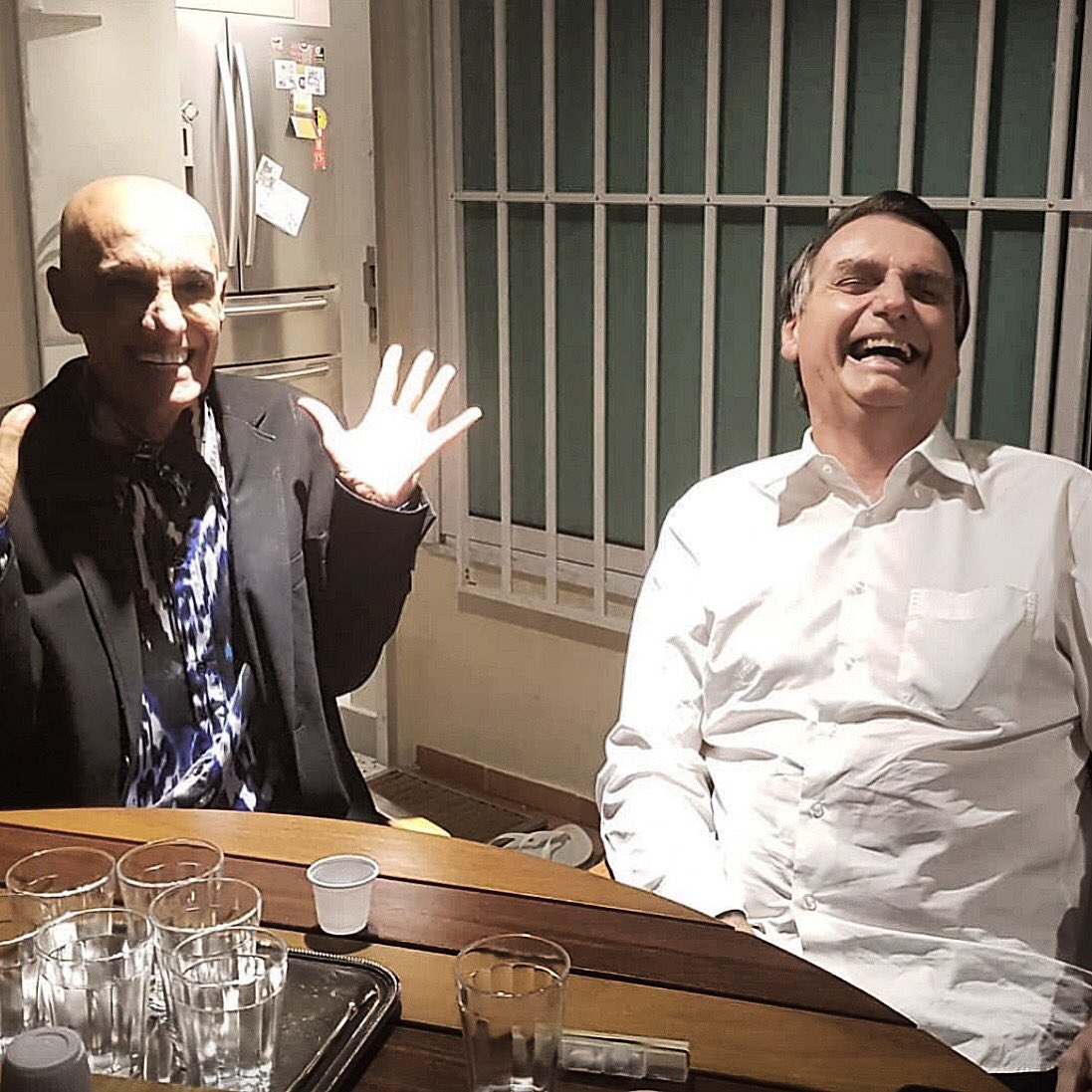 aminkhader's tweet photo. POV: Ah, mas a família é homofóbica. 
EU: na casa da família homofóbica. 

Sempre fui bem recebido. A energia, a humildade, o RESPEITO e a alegria sempre foram presentes. 

O resto é chorooooooo, haters. 

Amanhã é @FlavioBolsonaro PRESIDENTE. 🇧🇷 https://t.co/0jFwkX9NsV