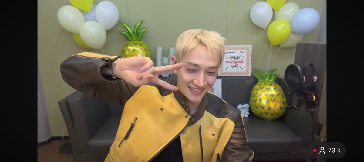 taniilix's tweet photo. Después de 3 años volvimos a ver a chan en el estudio como antes... El hecho que haya encendido live justo ahí se me hizo chiquito el corazón, te amo un mundo Bangchan, Feliz cumpleaños 🥹❤️ https://t.co/LHSUrsabup