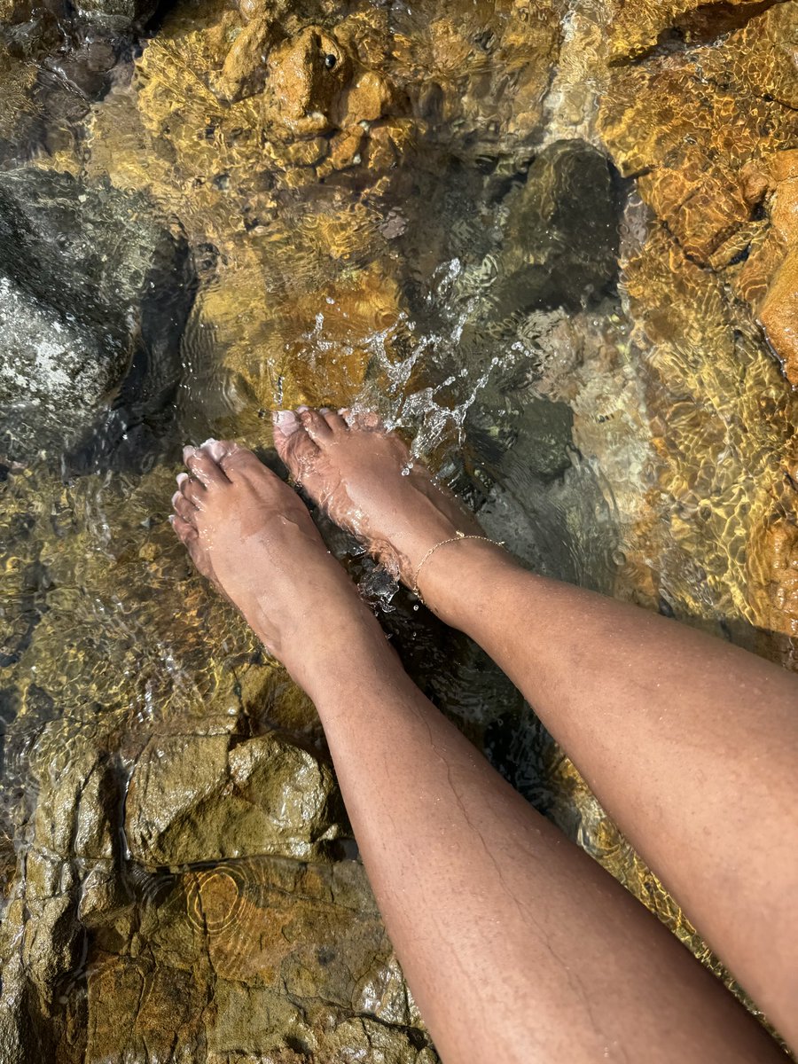 Fksoledoll's tweet photo. Saltwater on my skin, pretty toes on display💦 Admiring the view?🥰 

#PrettyFeet #ToeWorship #FootContent #CaribbeanBaddie #SoleWorship #footmodel https://t.co/IpF2U8CktG