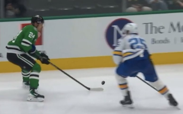 OffMainn's tweet photo. @JustinScottx89 @cvcardsfan "doesnt extend" yeah im so fucking sure. holy shit you Blues fans are either morons by nature or just willfully ignorant https://t.co/wb5insrR0G