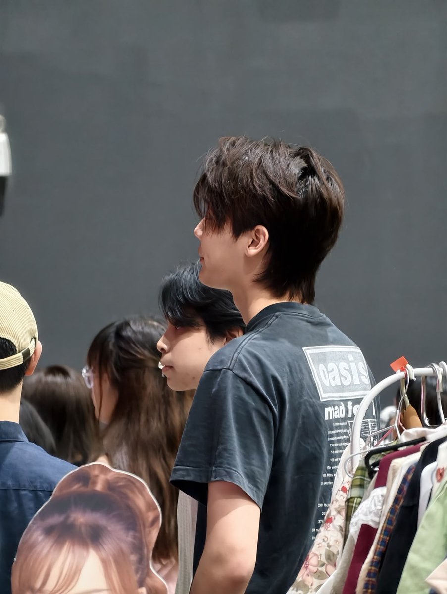 starsofthesea_'s tweet photo. มั่ยๆๆคือชั้นรักแฟชั่นเสื้อวงมาก oasisก็แล้ว motley crueก้มา ขออีก ค่ตเท่เลยพี่ชายㅠㅠ https://t.co/jPqXLoPYuX