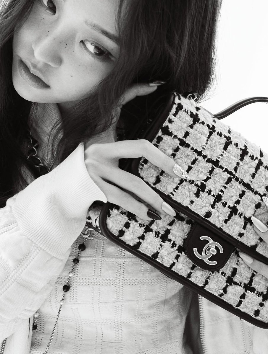 oungseo's tweet photo. black and white, but never short of emotion. captured beautifully for 𝗱𝗮𝘇𝗲𝗱 𝗸𝗼𝗿𝗲𝗮, in a series of photographs that made me feel radiant, graceful, and completely elegant. a beautiful moment i’ll always cherish. https://t.co/LXJ4zxjrOf