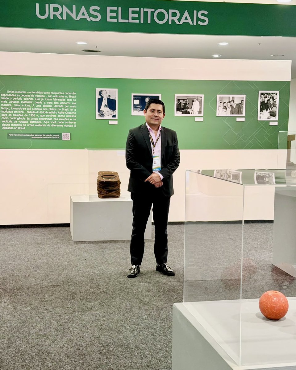 joseaparraf's tweet photo. La memoria institucional es la columna vertebral de la confianza democrática.

Recorrer el Museu do Voto en el @TSEjusbr permite dimensionar cómo la evolución técnica del sufragio resguarda la voluntad popular. Un espacio indispensable de pedagogía ciudadana y rigor histórico. https://t.co/QvNTnVuM2o