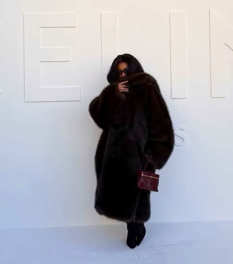 CHlLLBABY's tweet photo. classy, stunning, elegant, glowing. this look is EVERYTHING to me https://t.co/aSL3l4JNek