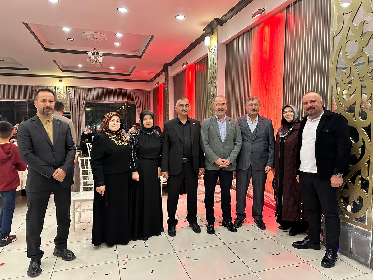 akpartitokat's tweet photo. Duygu Özen ile Taha Okur kardeşlerimizin düğün merasimine katılarak bu mutlu günlerinde sevinçlerine ortak olduk.

Genç çiftimize bir ömür boyu sağlık, huzur ve mutluluk diliyor; Özen ve Okur ailelerini tebrik ediyoruz. https://t.co/9RpgTgujzJ