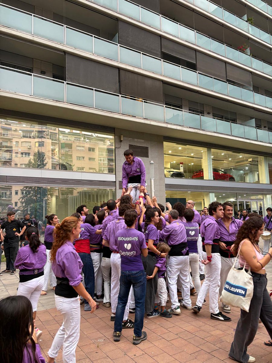 JxCatEixample's tweet photo. Pendents del cel ☔️, celebrem el pregó de #FMEsquerraEixample.  Les pregoneres han estat Rocío del Carmen, cuidadora i Mercè Otero. Amb @equerdats, @gegantseixesq i Ballets de Catalunya hem gaudit de l'acte amb el candidat de @junts_bcn @jmartigalbis i el diputat @francescd. https://t.co/Qso1KDfQLL