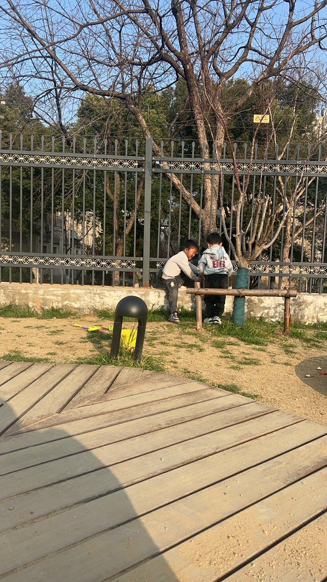 linkmonopumppa1's tweet photo. [Today I saw someone曰砍阶袒 by the fence while hanging out at the park, totally a funny scene!] https://t.co/7MZvnsjs2h