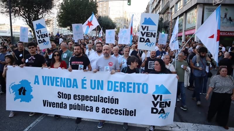 adrianrbravo's tweet photo. ✊ Marea de dignidade nas rúas de #Vigo polo dereito á vivenda

👉 18.000 persoas reclamar políticas reais e efectivas ante unha situación que chegou ao límite

👥 Abel Caballero e Alfonso Rueda teñen responsabilidades directas nesta situación

🔥 O pobo é quen máis ordena! https://t.co/rfQqlRmLro
