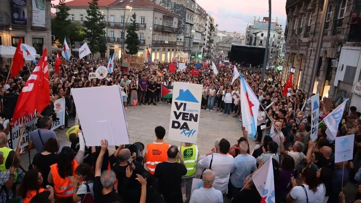 adrianrbravo's tweet photo. ✊ Marea de dignidade nas rúas de #Vigo polo dereito á vivenda

👉 18.000 persoas reclamar políticas reais e efectivas ante unha situación que chegou ao límite

👥 Abel Caballero e Alfonso Rueda teñen responsabilidades directas nesta situación

🔥 O pobo é quen máis ordena! https://t.co/rfQqlRmLro