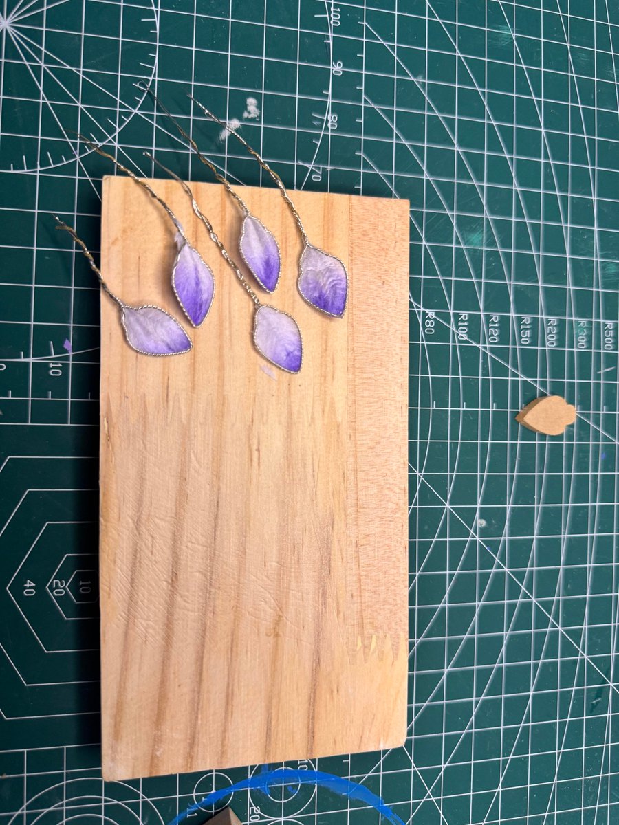 GeorgiaPetxsg3's tweet photo. Manualidad fácil para hacer en casa! Con lanas de colores y un poco de paciencia, crea un adorable adorno de flor para tu habitación. ， https://t.co/HiXh06SYdg