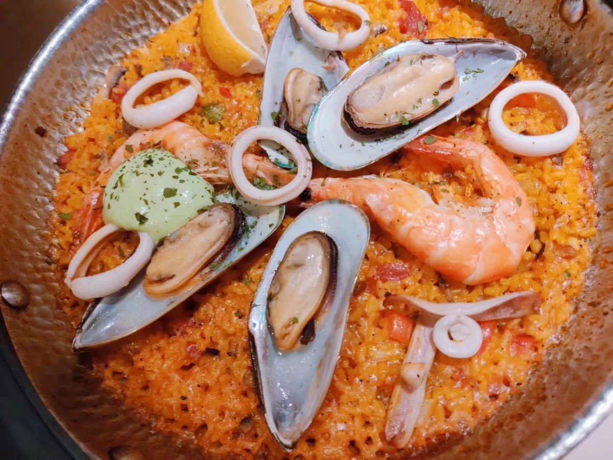 LillianAintkbj's tweet photo. Probé la paella de marisco en ese pequeo restaurante del centro! El arroz estaba en su punto, los mariscos frescos y el ambiente es muy acogedor. Volveré pronto! https://t.co/Nih29YRKJw
