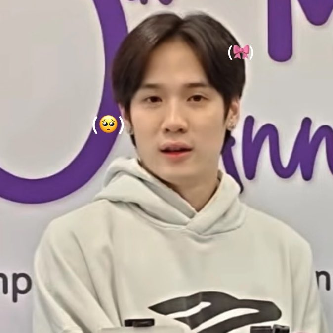 remmremii's tweet photo. น้องจาว่าน่ารักขนาดนี้ได้ไง หมวยหน้าเต้าหู ใส่เสื้อกินมือ พอพี่นักข่าวจะไป จ๋องเยย “ผมขับรถมาตั้งไกล🥺” พอพี่เซิร์ฟ พี่นักข่าว ตามใจ หนูยิ้มแฉ่งเลย ถ้านี่เปนเซิร์ฟนี่ก้อยากหอมแก้มทุกวัน😭🤏🏻 https://t.co/7JItTX0U4f