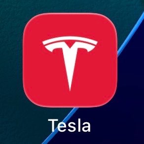 teslaxander's tweet photo. Tesla verbessert seine App statistisch alle 10 Tage. Das macht 100 (!) Updates in knapp drei Jahren. 🤯
Ich habe nachgeschaut, wie die längsten Updatezyklen sind:

· Tesla 23 Tage
· BMW 56 Tage
· VW 59 Tage
· Mercedes drei Monate

Die Mitbewerber halten das Beheben von Fehlern nicht für wichtig. Man lässt die Kunden länger leiden und das bei gleichzeitig deutlich geringerem Funktionsumfang. Denen fehlt die Tesla-DNA. 

Das ist einer von vielen Gründen, warum die Kundenzufriedenheit bei den anderen Herstellern, besonders VW, am Boden ist und bei Tesla ganz oben.
