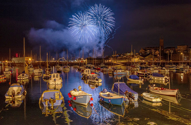 EmmaLovett8's tweet photo. @overlandertheb1 NYE fireworks in Looe, Cornwall https://t.co/Suq859EfLc