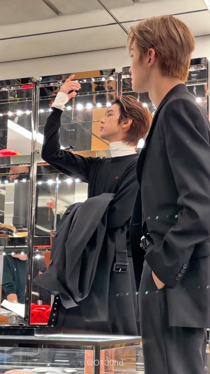 O130hd's tweet photo. 사랑이 시작된 순간을 기억하나요? #도훈 #지훈 #훈훈즈 https://t.co/J39xbMpNlu