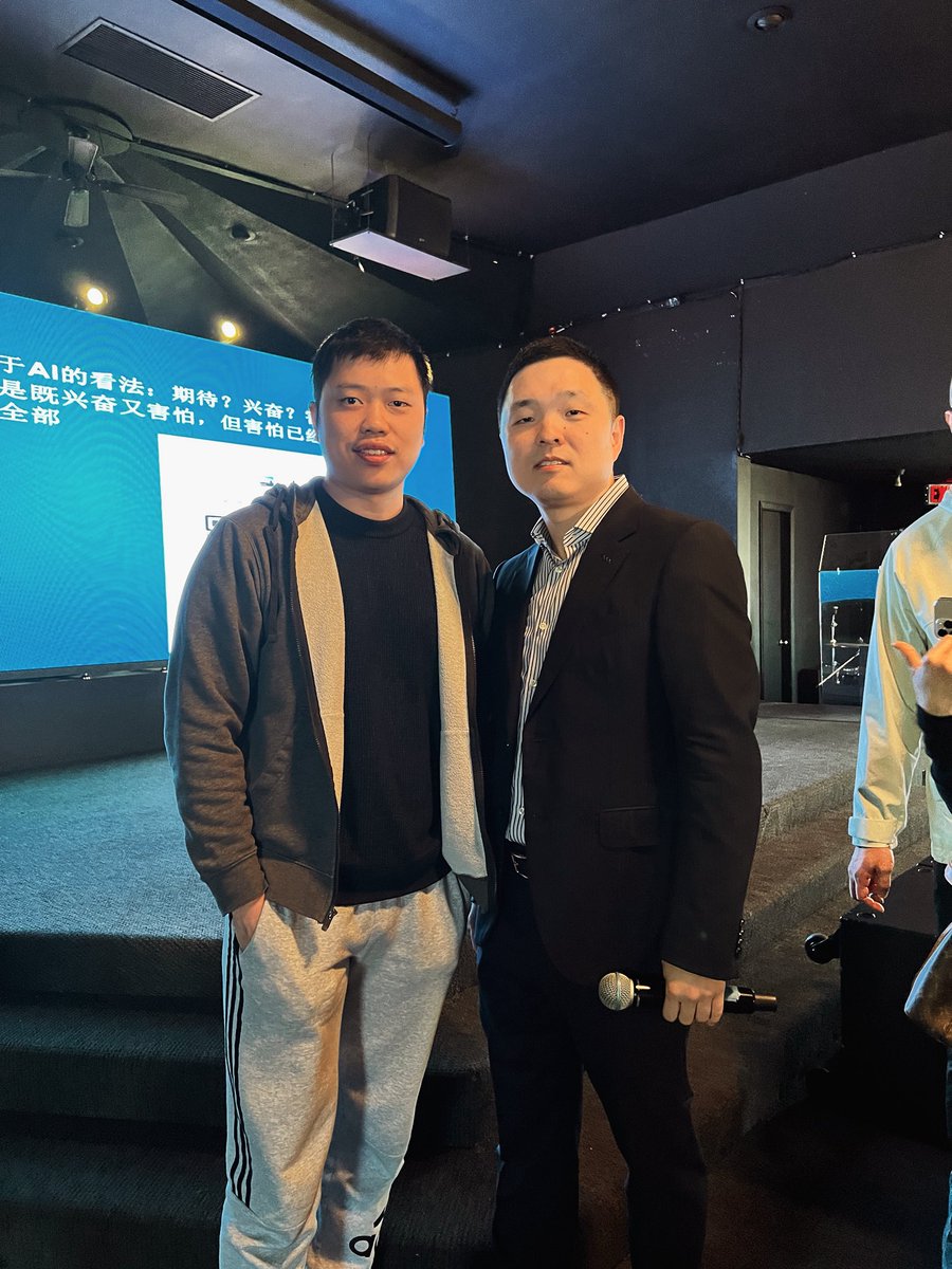 koovier's tweet photo. 今天线下听了 @TJ_Research 关于 AI 的分享，很有启发。

从 AI 的整体趋势，到未来几年哪些赛道可能真正承接下一波增长，很多观点都值得回去继续消化。

听完之后，我自己的一个判断反而更加坚定了：

AI 依然会是未来很多年最重要的科技主线之一，而端侧 AI，可能是下一阶段最值得关注的方向之一。

当 AI 从云端逐渐走向手机、PC、汽车、机器人和更多终端设备，AI 才真正开始进入每个人的日常生活。

模型越来越强只是开始。

真正更大的机会，可能来自让 AI 无处不在。

继续坚定站在 AI 这条赛道上。

#Semiconductors #Investing