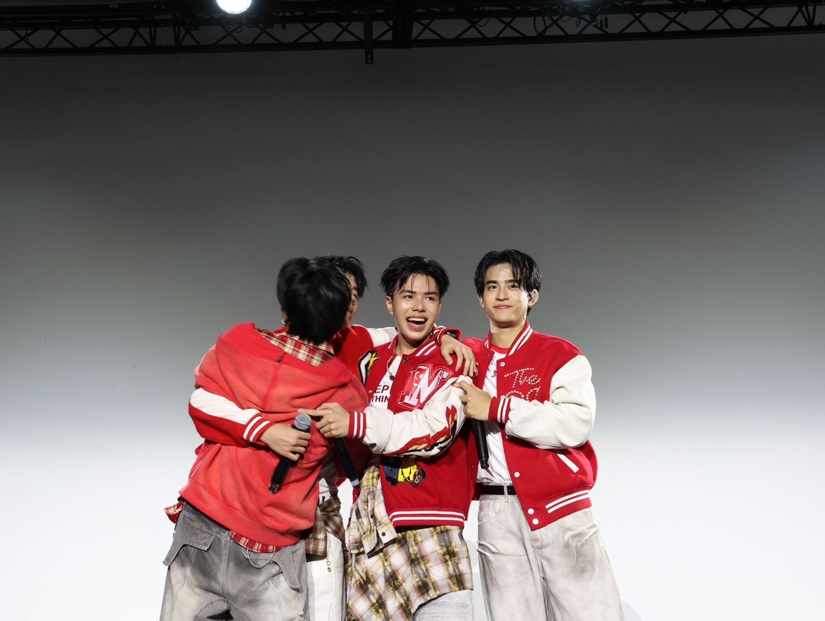 GMMTV's tweet photo. การที่เราได้มาเจอทุกคนที่นี่มันคือเรื่องพิเศษมากๆ ❤️ พวกเราจะเก็บวันนี้เป็นความทรงจำที่ดีวันนึงเลยครับ 🍀

Meeting everyone here today is truly something special. ❤️
We’ll treasure today as one of our sweetest memories.
Thank you for making it so special! 🍀

Le fait d’avoir pu rencontrer tout le monde ici aujourd’hui est vraiment quelque chose de spécial. ❤️

Nous garderons précieusement cette journée parmi nos plus beaux souvenirs.
Merci d’avoir rendu cette journée si spéciale !🍀

#TPOPSTAGEINPARIS
#CLO_VERxTPOPSTAGEINPARIS 
#GMMTV