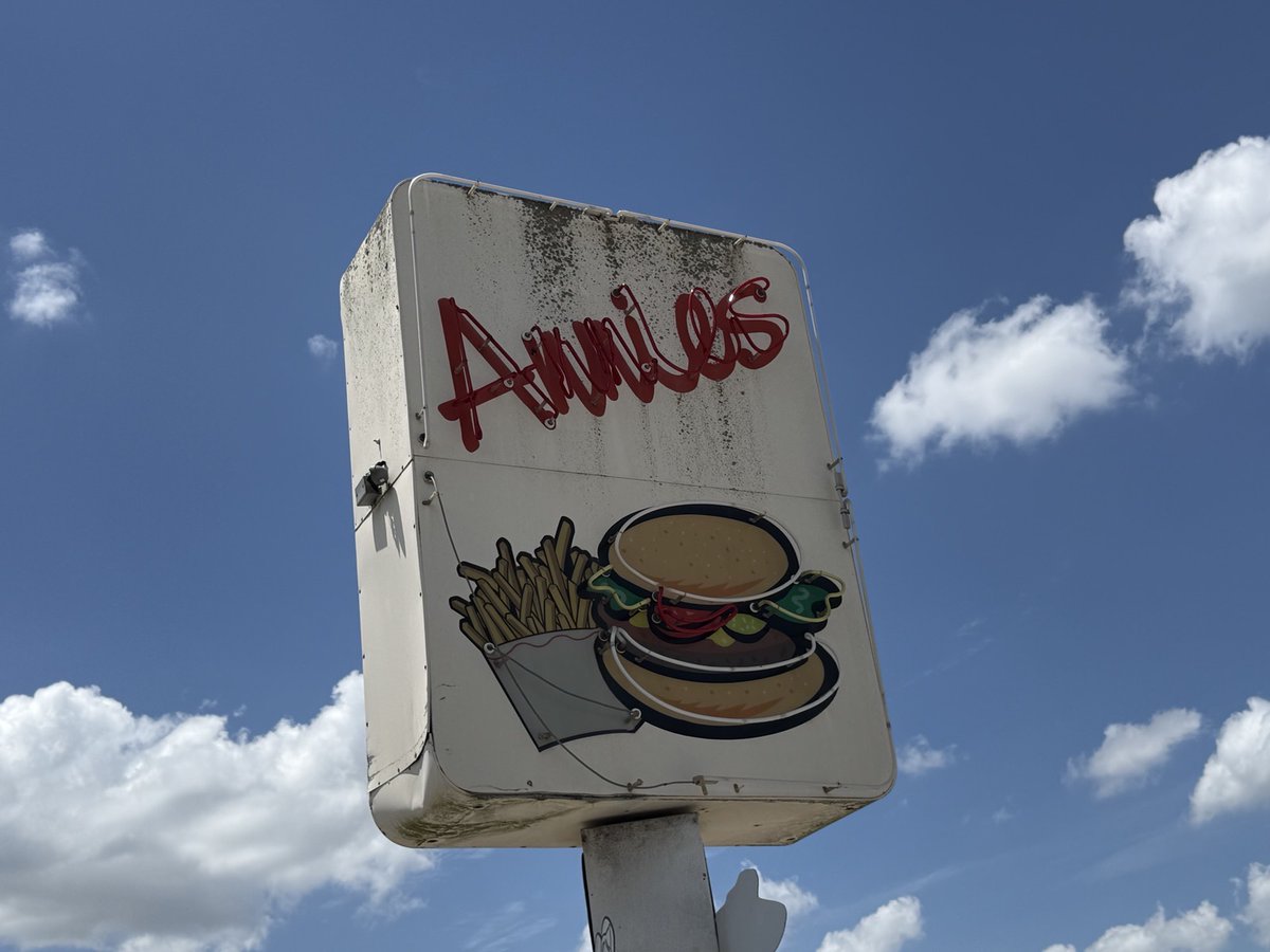 RepLSimmons's tweet photo. 🍔✨ #SmallBusinessSaturday ✨🍔

Today, we’re spotlighting Annie’s Hamburgers, a Houston small business serving delicious burgers and classic comfort food!

Let’s show love to local businesses that keep our community thriving! ❤️

📍10821 S. Post Oak Rd., Houston, TX 77035 https://t.co/glW0qtE8zG