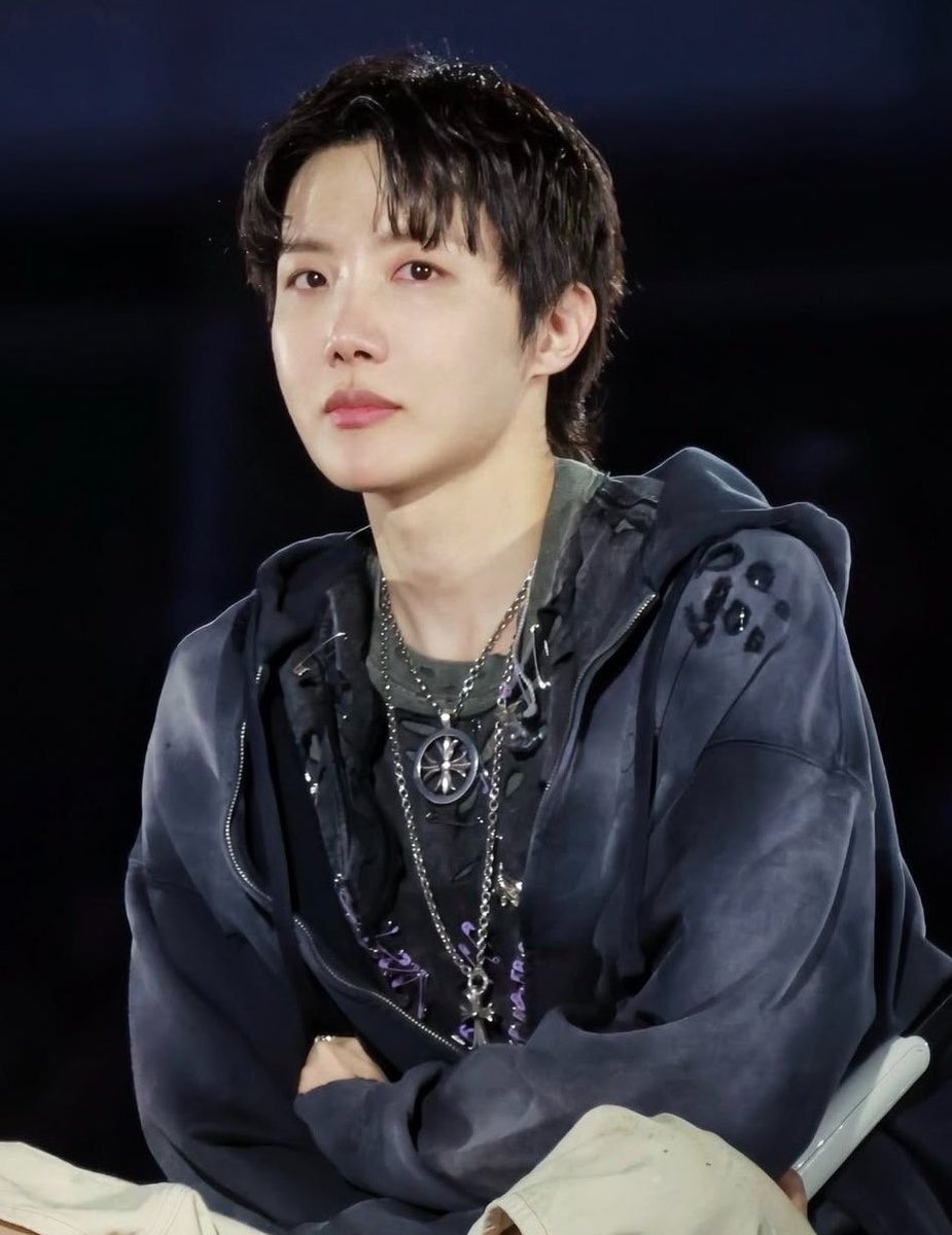 hobitinhos's tweet photo. apreciação de todas as fases do cabelo do hoseok nessa tour pois eu amei cada uma delas https://t.co/xiK1vmP31M
