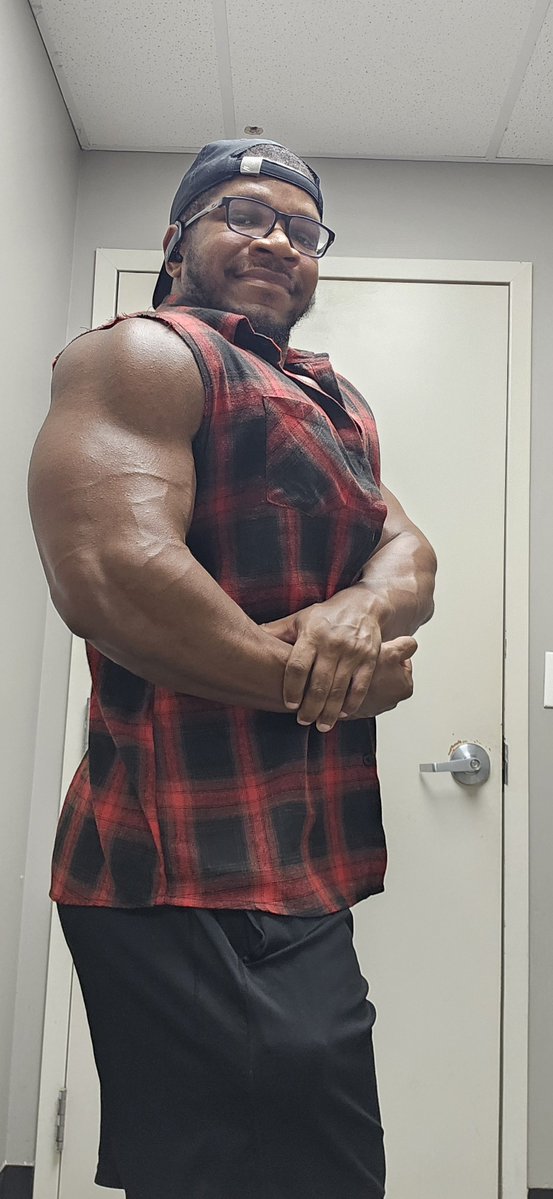 Aura_Severe's tweet photo. Gym flannel https://t.co/2EQwXGebso