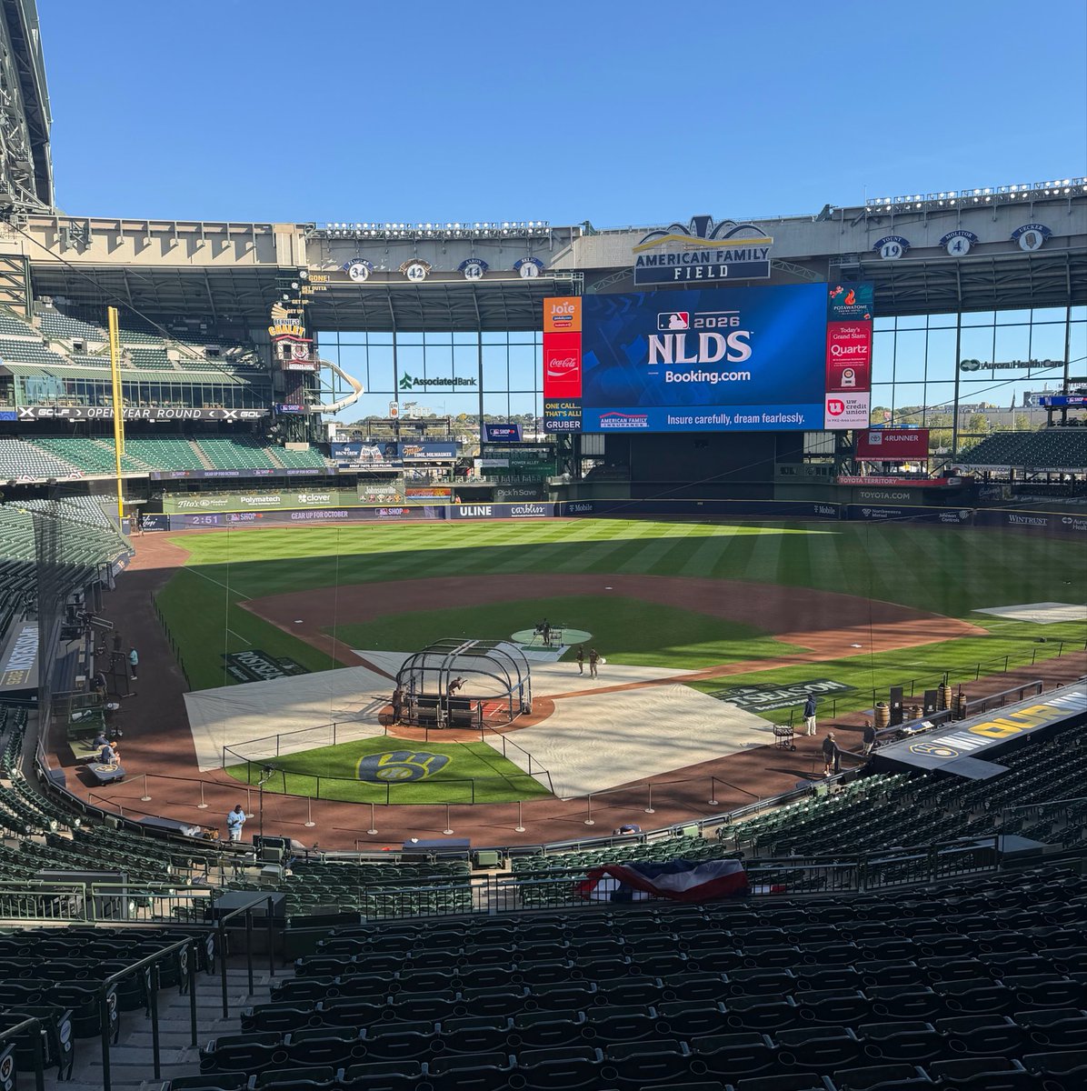 SammyLev's tweet photo. Roof open right now, but it will eventually close in Milwaukee. https://t.co/Pzzdivc5le