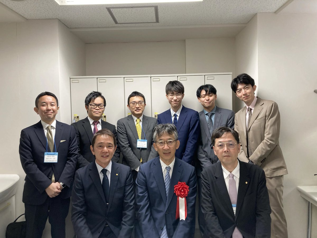 shogi_jsa's tweet photo. 🍁いなぎ将棋まつり🍁

今日の出演棋士、女流棋士
佐藤康光九段
屋敷伸之九段
中村太地八段
戸辺誠七段
伊藤真吾六段
斎藤明日斗六段
岩村凛太朗四段
岩根忍女流三段
貞升南女流二段
内山あや女流二段
梅津美琴女流初段
伊藤真央女流2級

朝イチ、棋士をパチリ！ https://t.co/EhraHQmM0e