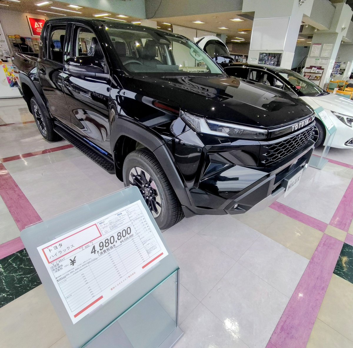 jun3_n's tweet photo. 車の点検でディーラーさん
ハイラックスカッコいいねぇ〜
デカすぎて無理だけど🤣🤣🤣 https://t.co/Jy3FHF1bDT