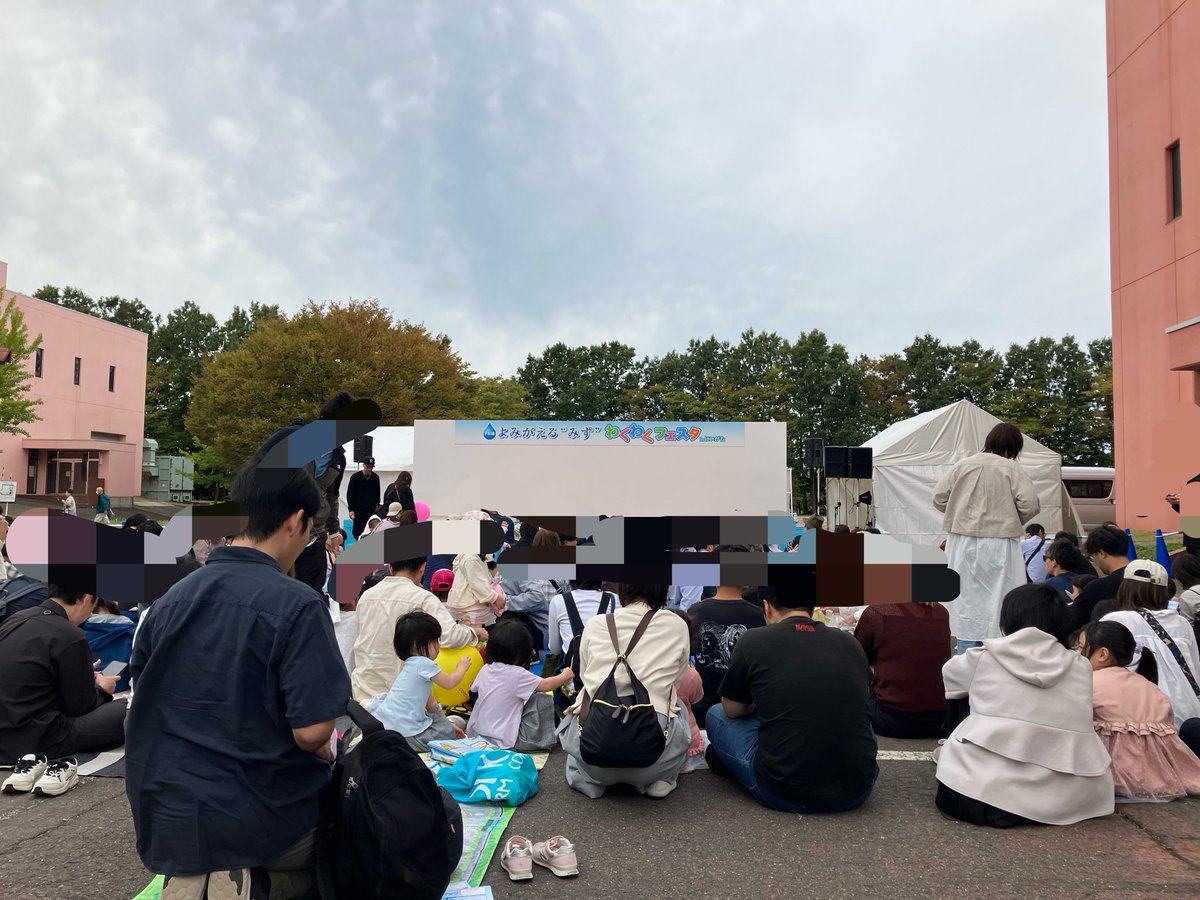 gesuiniigata's tweet photo. まもなくキャラクターショーが始まります✨
わくわくフェスタに名探偵プリキュア！が遊びに来てくれました🎀

会場ではショーを楽しみにしてるお友達が集まっています♪

ぜひ一緒に楽しみましょう😊 https://t.co/pRQ4bXKxGI