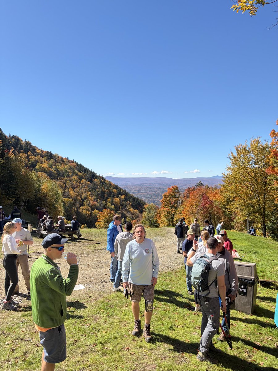 SkiMagicVT's tweet photo. Sunshine Corner hopping today! 🍻🍁 https://t.co/DbU9AAslqI