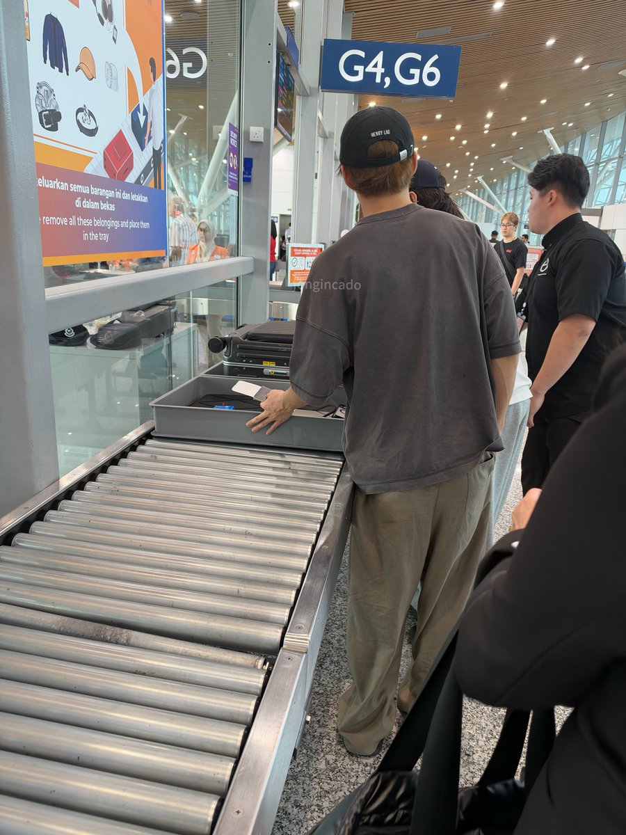 jongincado's tweet photo. omg same flight w henry lau lol 😭😭 https://t.co/VG8I4g6Y9B