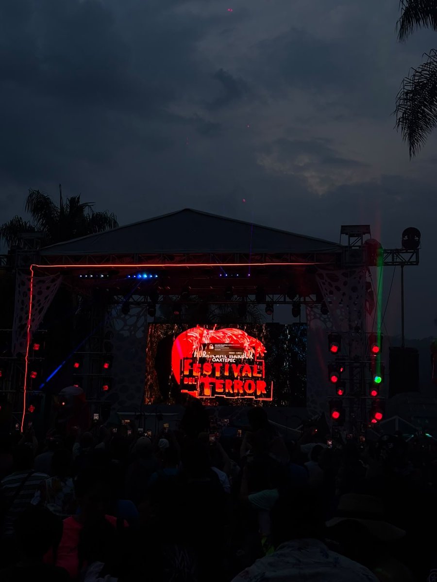 EnDirectoMex's tweet photo. 👻🔥 ¡El terror llegó a Oaxtepec! 🔥👻

Arrancó el Festival del Terror en Six Flags Hurricane Harbor Oaxtepec con sustos, monstruos y una noche llena de adrenalina. 🎃💀

¿Te atreves? 😱

#FestivalDelTerror #SixFlags #Oaxtepec https://t.co/H33zJjKZvC