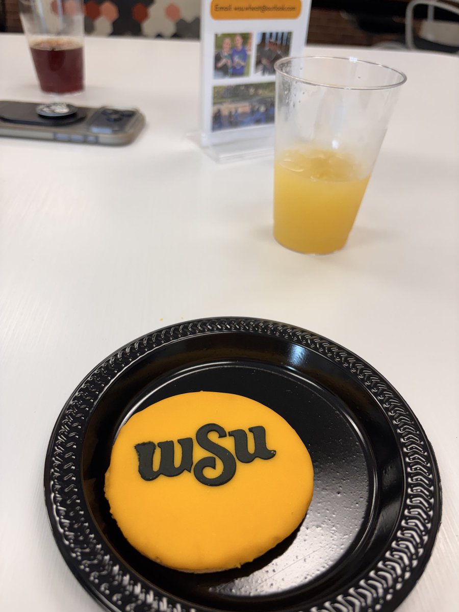QueenBkc5's tweet photo. They get 30K a year, I get a cookie and some juice #goshox https://t.co/RESTyUVSsT