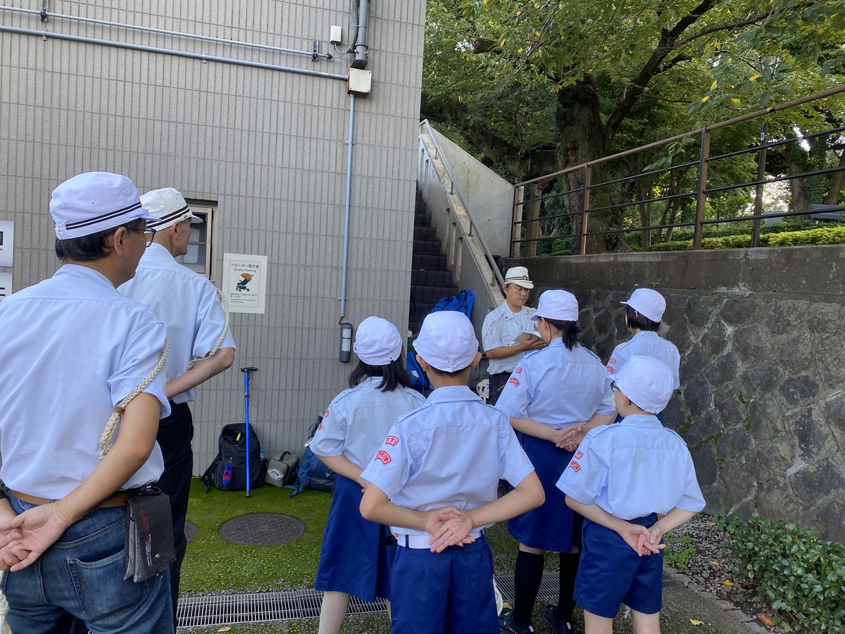 jsf_chiyoda's tweet photo. 10月3日千代田区海洋少年団は定例訓練を行ないました。先ずは戦没者墓苑にて4日の手旗の練習と行進の練習そしてカッター訓練と結索訓練を行ないました！　 #千代田区海洋少年団  #戦没者墓苑  #手旗信号  #カッター訓練 https://t.co/ZCVN0jrcva