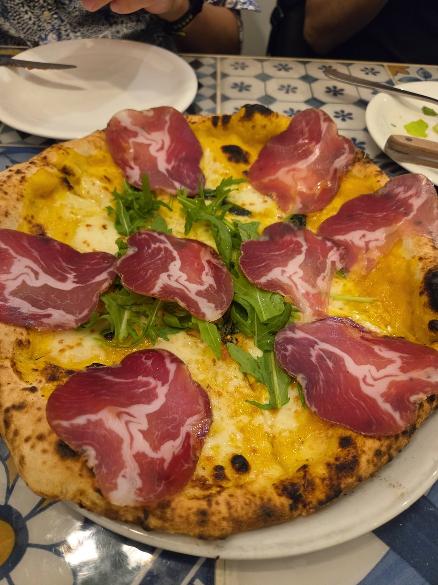 mame_tabi's tweet photo. これは昨日食ったピザ、ナポリスタイルが最高なんじゃ https://t.co/DEDcwubRYo