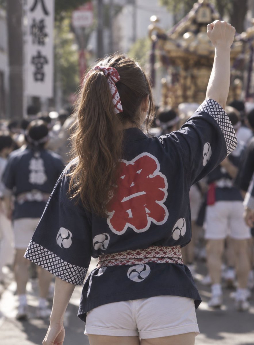 poipoinco's tweet photo. 地元のお祭り参戦してきます🏮🔥 後ろ姿だけ見るとめちゃくちゃ気合い入ってる人😂
さて問題。 私がお祭りで最初に買うものは何でしょう？

①りんご飴 ②チョコバナナ🍌 ③焼きそば ④ベビーカステラ https://t.co/5tvyRjmBhY