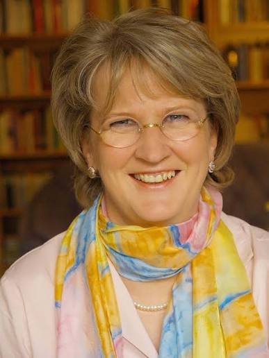 AndreBuchheim's tweet photo. #NachtGedanken #NightPhilosophy
#Frauen #Philosophinen #bikameralesDenken
#Griechenland #Aegypten #Judentum #Gnosis #Weisheit #SophiaPerennis
Annegret Stopczyk-Pfundstein (*1951)
"Was ich schließlich fand, habe ich in vier #Gestalten zusammengefaßt.
In der griechischen #Metis und #Athene, in der ägyptischen #Isis, in der jüdischen #Schechina und in der gnostischen #Sophia. Alle vier sind verschiedene Aspekte der #Weisheitserkenntnis und haben mich zu meiner leibphilosophischen Perspektive inspiriert. Sie aus den Fesseln ihrer Feinde zu befreien, hieß für mich, meine eigenen Fesseln des Denkens in Frage zu stellen, archaisch anmutende Denkformen am eigenen Leibe auszuprobieren und intellektuelle Perspektivwechsel zwischen Weisheit und Vernunft einzuüben. Es ist ein Wechsel zwischen Information und eigenleiblicher Inspiration, ein Wechsel zwischen Wissenschaft und Fiktion. Beides zusammen ergibt eine Ahnung davon, in welche Richtung sich ein weiblich-utopisches Denken entwickeln könnte. Es ist eher eine bikamerale Sicht auf die Geschichte, die passiert. ...
Ich tue es, weil der Anteil einer bewußten Weisheit in unserer Welt fehlt. Ich tue es, weil ich mit Sophia und Logos eine ausgewogene Denkungsart zwischen weiblicher und männlicher Weltsicht anstrebe. Ich tue es, weil ich als Philosophin, als Freundin der Sophia, eine Sucherin nach Weisheit bin, eine, die sich danach sehnt, Weisheiten des Lebens im kleinen und im großen zu erfahren und zu initiieren.
Ist bikamerales Philosophieren vielleicht das Entfesseln der Weisheit in unseren eigenen Kerkern? Und was ist der Kerker? Ist es der unsensible Körper, der sich noch nicht bewußt zum Leibsinn entwickelt hat?"
Diese Fragen werden umfassend beantwortet in ihrem sehr empfehlenswerten Buch, aus dem auch das Zitat stammt:
"Sophias Leib – Entfesselung der Weisheit. Ein philosophischer Aufbruch.", Carl-Auer-Systeme Verlag und Verlagsbuchhandlung Heidelberg, 1998
Und? Was denkt/fühlt Ihr beim bikameralen Denken? Schon Erfahrungen gesammelt mit der Weisheit Berührung?