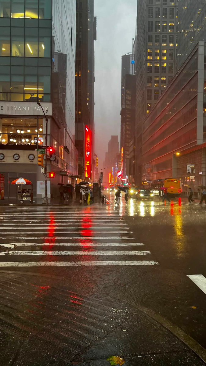 NatureRoot88's tweet photo. Manhattan, New York City 🇺🇸 https://t.co/erAaXxBivL