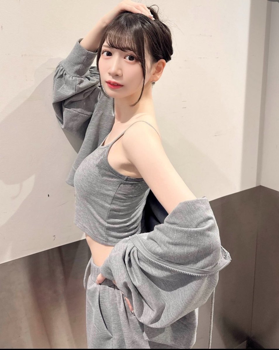 Gdgkcf's tweet photo. グレーは脇汗染みちゃうよね…💦 https://t.co/C5Rqpj2XoJ