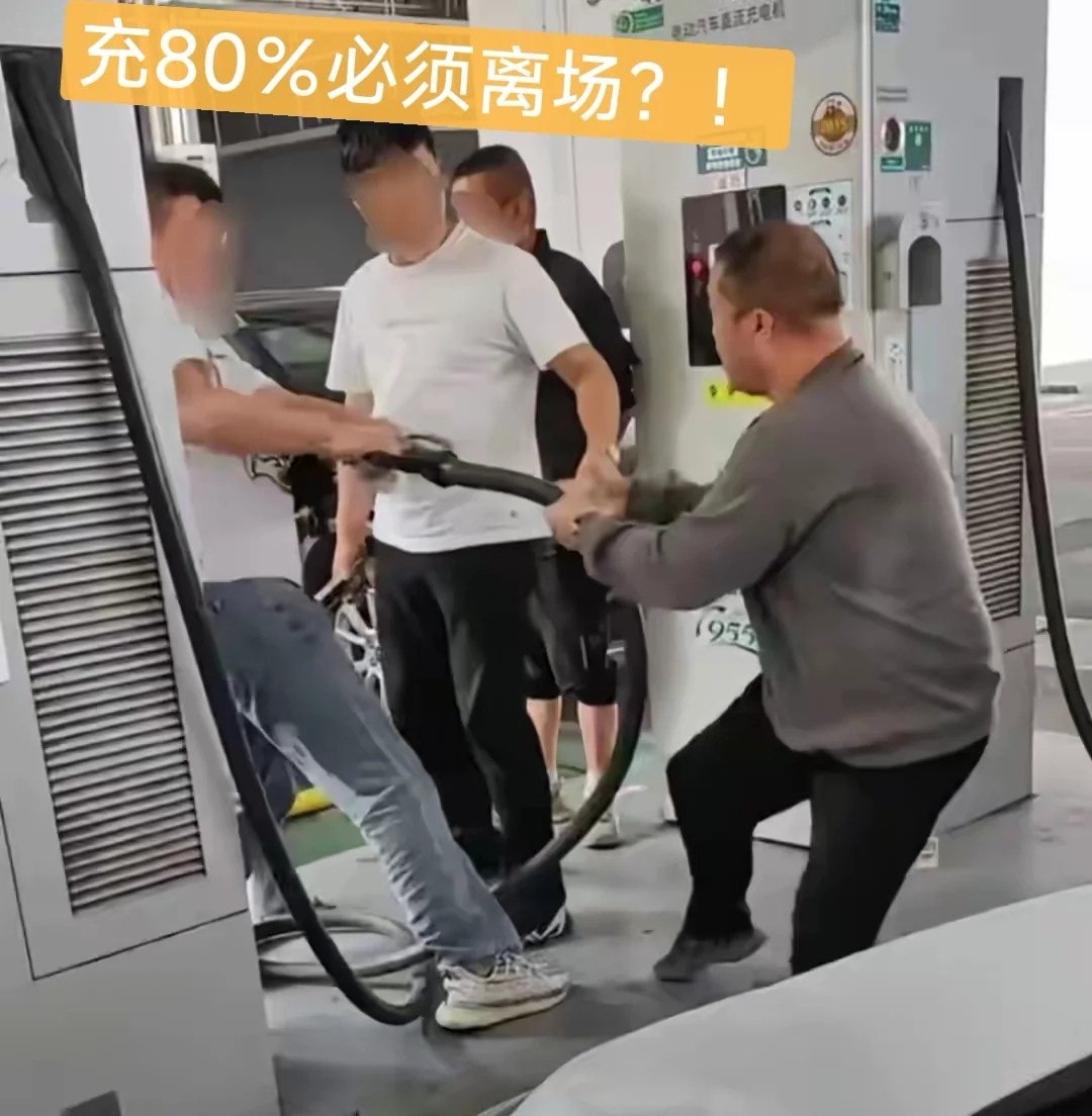 dong__ge's tweet photo. 电车发展到现在最讽刺的一幕

国庆这波电车排队充电，说实话，有点原形毕露的意思。

排几小时长队不说，还有人自发规定充到80%必须走，给后边腾桩。我觉得挺讽刺的——平时喊真香的电车，一上高速就歇菜，以后节假日电车就不要上高速了

反观油车那边，安安静静加满走人。

#电车和油车 #燃油车 #汽车 https://t.co/cMwMCcQDn4