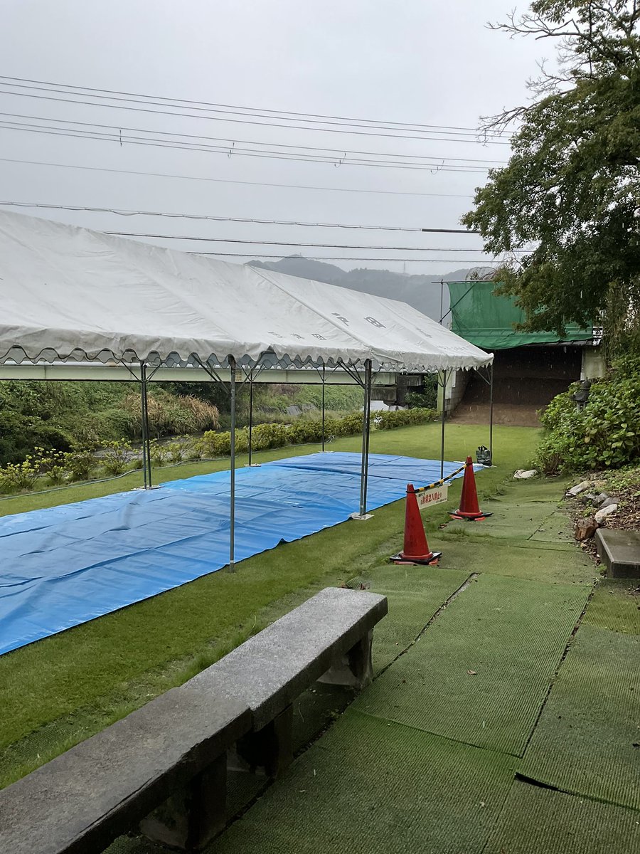 muu006's tweet photo. 今日は神社の秋祭りボランティア
雨が降ってますが多くの人が境内にいます✨ https://t.co/Vvy54ssi61